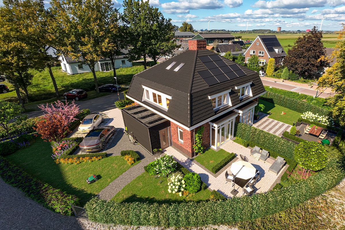 Woning met ruime tuin, terras en groene erfafscheiding