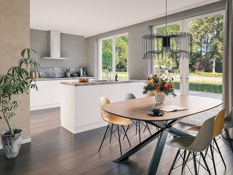 Moderne keuken en eetkamer met grote ramen en tuinzicht