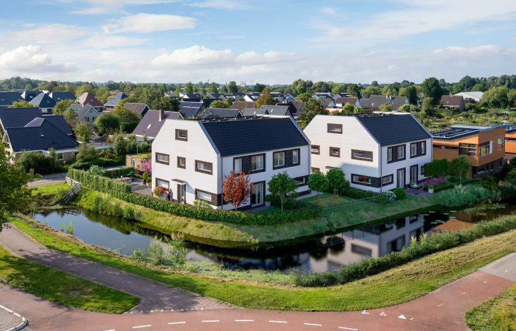 Luchtfoto van moderne woningen aan het water in Hartweg Hollands Kroon